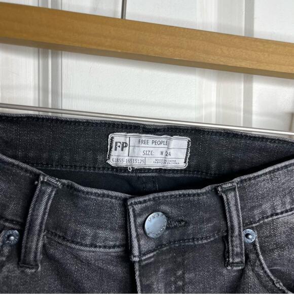 Free People Great Heights Distressed Frayed Hem Black Skinny Jeans Size 24 - Picture 3 of 7